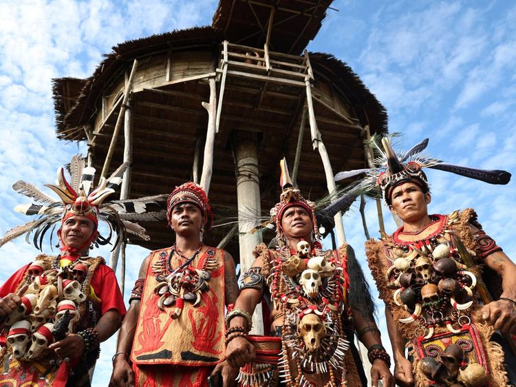 Atraksi di Bengkayang, Memanjat Bambu dengan Kepala di Bawah
