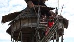 Atraksi di Bengkayang, Memanjat Bambu dengan Kepala di Bawah