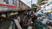 Warga beraktifitas di permukiman padat penduduk yang menempel pada perlintasan rel kereta api di Tanah Abang, Jakarta, kemarin.