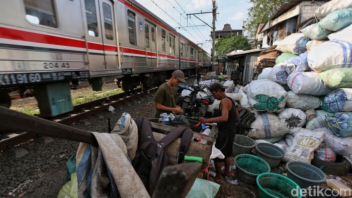 Pemerintah menargetkan tingkat kemiskinan nasional turun ke kisaran 6,0 hingga 6,5 persen pada 2027. Target tersebut lebih rendah dibanding sasaran tahun 2026 yang berada pada rentang 6,5 hingga 7,5 persen dan menjadi bagian dari Kerangka Ekonomi Makro dan Pokok-Pokok Kebijakan Fiskal (KEM-PPKF) untuk RAPBN 2027.