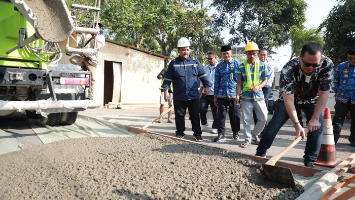 Pemkot Serang memanfaatkan corporate social responsibility (CSR) atau tanggung jawab sosial dari perusahaan untuk membangun dan memperbaiki jalan. (Dok. Pemkot Serang)