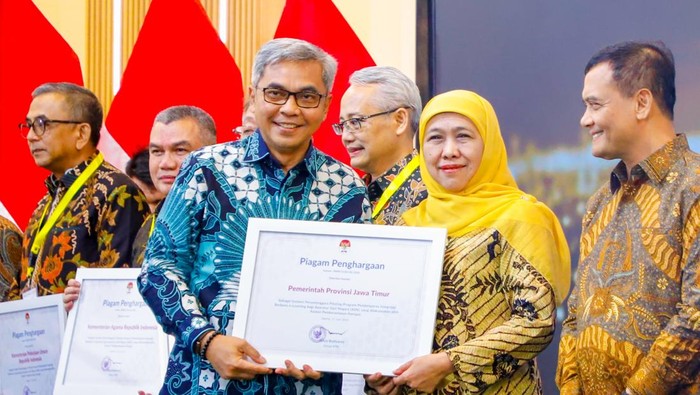 Gubernur Jatim Khofifah meraih penghargaan dari KPK berkat E-Learning ASN Berintegritasimplementasi