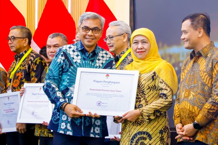 Pemprov Jatim terima penghargaan dari KPK
