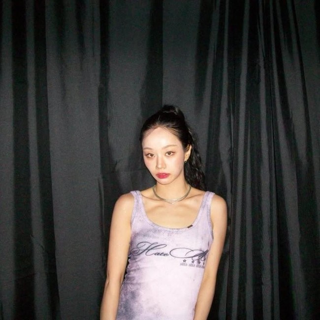 Bintang drama Korea My Roommate Is A Gumiho itu mengenakan gaun ketat berwarna ungu dengan potongan asimetris, membuat perut buncitnya menonjol. Foto: dok. Instagram @hyeri_0609