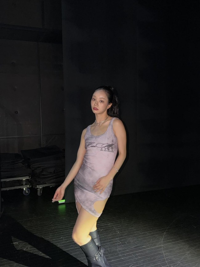 7 Gaya Hyeri Dikritik Buncit Pakai Gaun Ketat di Fan Meeting, Ini Responsnya