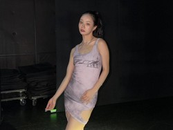 7 Gaya Hyeri Dikritik Buncit Pakai Gaun Ketat di Fan Meeting, Ini Responsnya