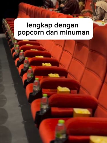 Pernikahan unik di bioskop viral usai dibagikan akun katering, tamu diberi tiket masuk dan duduk sesuai nomor kursi lengkap dengan suguhan popcorn.