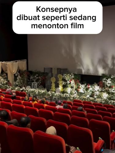 Pernikahan unik di bioskop viral usai dibagikan akun katering, tamu diberi tiket masuk dan duduk sesuai nomor kursi lengkap dengan suguhan popcorn.
