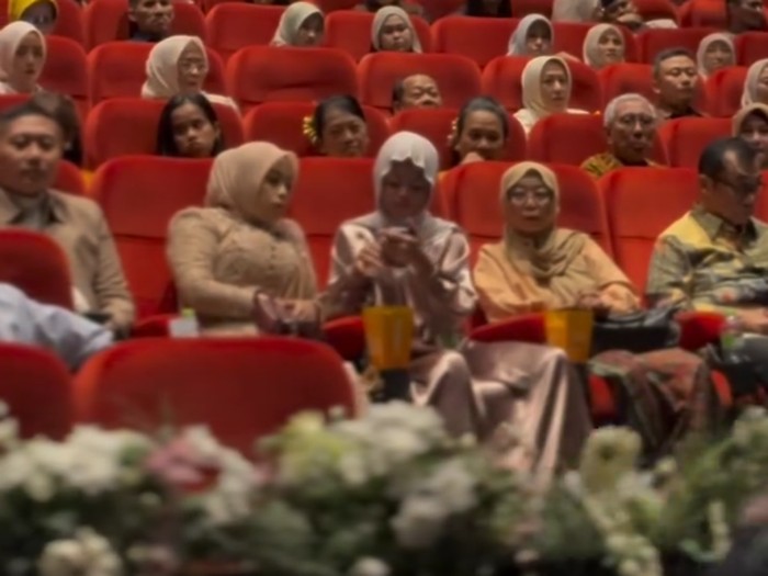 Pernikahan unik di bioskop viral usai dibagikan akun katering, tamu diberi tiket masuk dan duduk sesuai nomor kursi lengkap dengan suguhan popcorn.