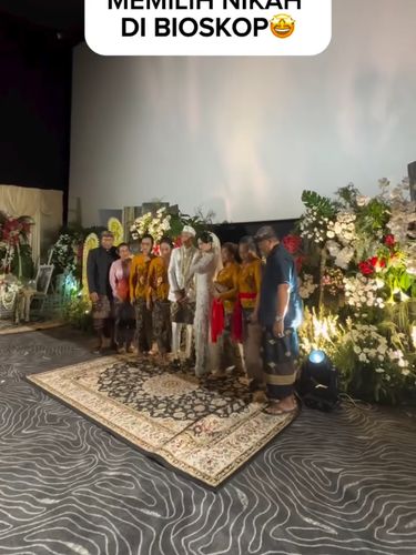 Pernikahan unik di bioskop viral usai dibagikan akun katering, tamu diberi tiket masuk dan duduk sesuai nomor kursi lengkap dengan suguhan popcorn.