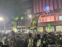 Momen Bonek Padati Gelora 10 Nopember Surabaya Rayakan HUT ke-99 Persebaya