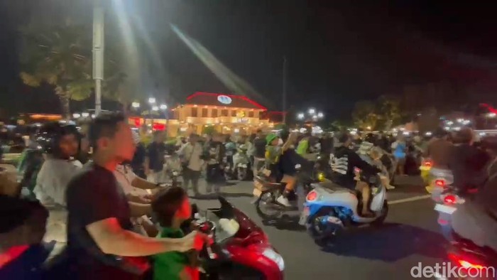 Suasana konvoi Bonek di Jalan Gubernur Suryo Surabaya menuju Tambaksari