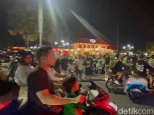 Gelombang Bonek Terus Berdatangan, Tumpah Ruah di Jalan Gubernur Suryo