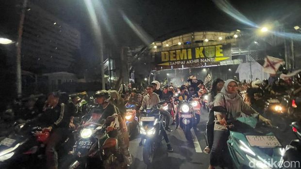 Persebaya Suasana konvoi Bonek di Jalan Gubernur Suryo Surabaya menuju Tambaksari