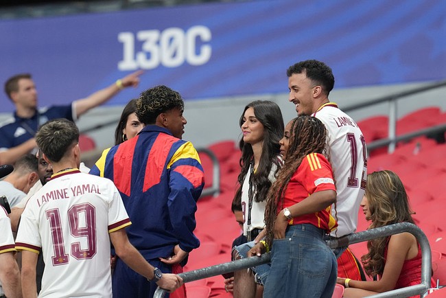 Usai tertunduk lesu karena Spanyol tak berhasil menang pada pertandingan di Grup H Piala Dunia 2026, Lamine Yamal bisa tersenyum lagi berkat dukungan dari keluarga, sahabat dan kekasih yang hadir di tribun penonton di Stadion Mercedes-Benz, Atlanta, Amerika Serikat. Foto: Getty Images/NurPhoto