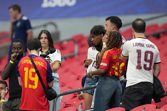 Lamine Yamal tampak memeluk kekasihnya Ines Garcia yang turut hadir di tribun penonton Piala Dunia 2026. Ines dikenal sebagai model dan influencer asal Spanyol. Foto: Getty Images/NurPhoto
