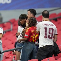 Lamine Yamal tampak memeluk kekasihnya Ines Garcia yang turut hadir di tribun penonton Piala Dunia 2026. Ines dikenal sebagai model dan influencer asal Spanyol. Foto: Getty Images/NurPhoto