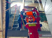 Damkar Evakuasi Jenazah Berbobot 120 Kg dari Rumah Lantai 2 di Jaktim