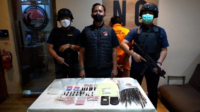 Polda Metro Jaya mengungkap peredaran narkoba dengan sistem tempel dan stiker sedot WC jadi kode.
