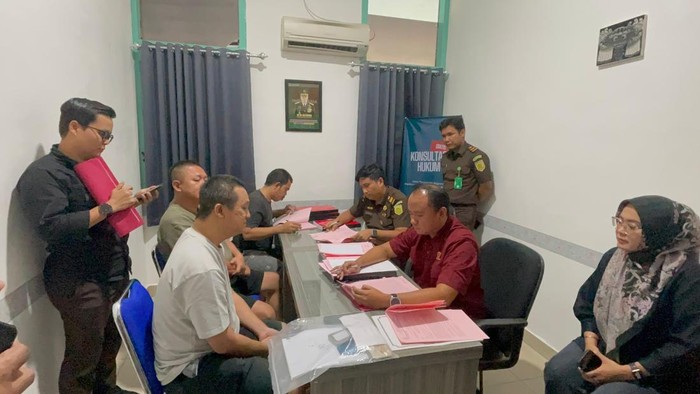 Polda Riau melimpahkan dua tersangka kasus perusakan mangrove untuk arang ilegal ke Kejari Kepulauan Meranti, pada Rabu (17/6/2026).
