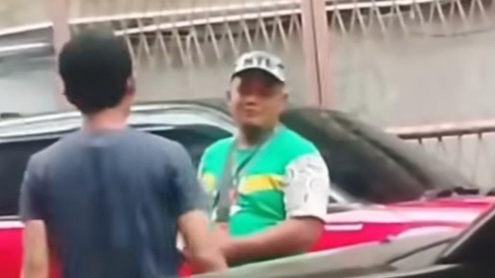 Viral juru parkir (jukir) di sekitar Jalan S Parman dengan Cambridge tanpa atribut.