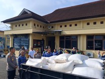 Polda Sumsel Kawal Distribusi 2 Ton Jagung Hasil Panen Kelompok Tani ke Bulog