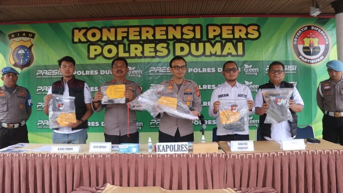 Polres Dumai menggelar konferensi pers pengungkapan kasus suami bunuh istri, Rabu (17/6/2026).