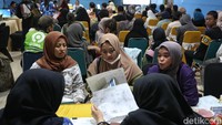Para orangtua calon murid baru berkonsultasi dengan petugas di Posko Pengaduan Sistem Penerimaan Murid Baru (SPMB) DKI Jakarta yang berlokasi di SMAN 70 Jakarta, Rabu (17/6/2026).