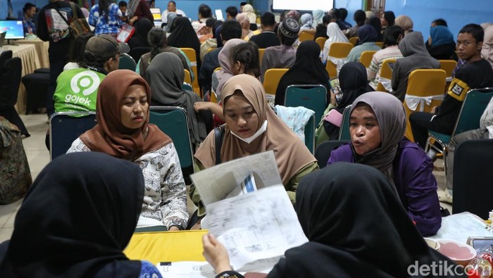 Para orangtua calon murid baru berkonsultasi dengan petugas di Posko Pengaduan Sistem Penerimaan Murid Baru (SPMB) DKI Jakarta yang berlokasi di SMAN 70 Jakarta, Rabu (17/6/2026).