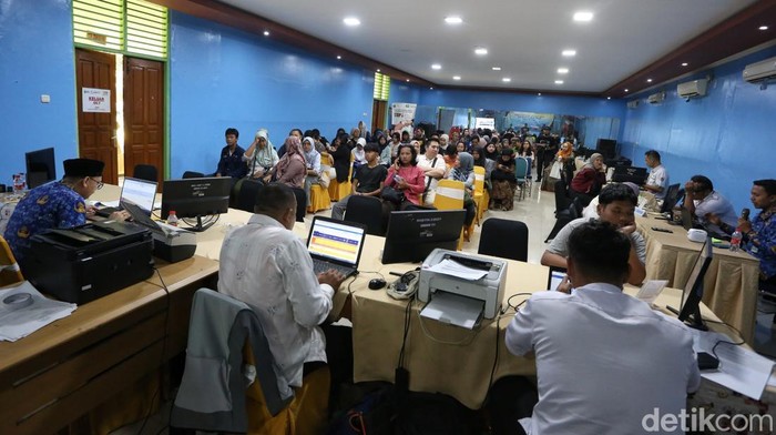Para orangtua calon murid baru berkonsultasi dengan petugas di Posko Pengaduan Sistem Penerimaan Murid Baru (SPMB) DKI Jakarta yang berlokasi di SMAN 70 Jakarta, Rabu (17/6/2026).