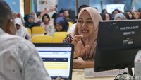 Selain petugas dari Dinas Pendidikan, layanan juga melibatkan Dinas Kependudukan dan Pencatatan Sipil untuk menjawab pertanyaan mengenai dokumen kependudukan.