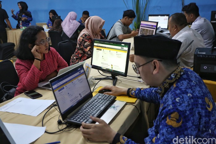 Para orangtua calon murid baru berkonsultasi dengan petugas di Posko Pengaduan Sistem Penerimaan Murid Baru (SPMB) DKI Jakarta yang berlokasi di SMAN 70 Jakarta, Rabu (17/6/2026).