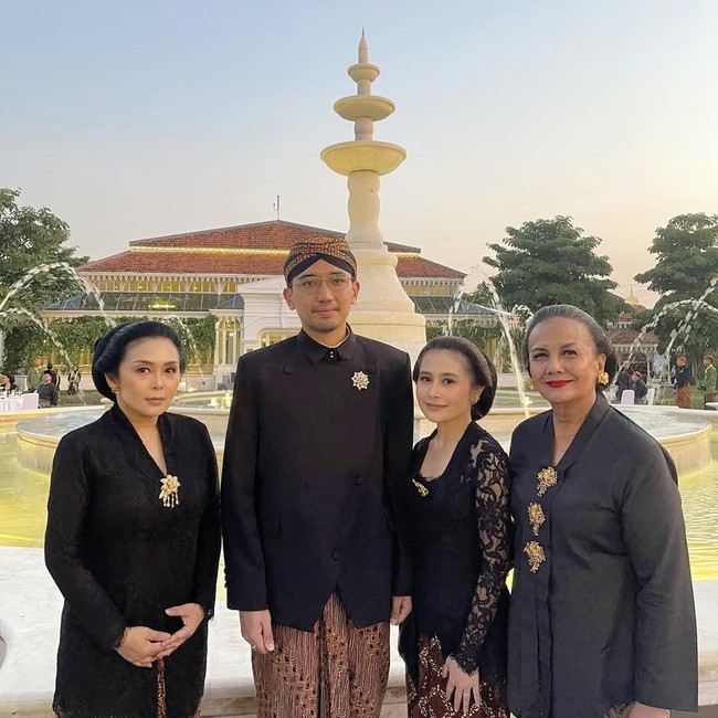 Ketika Prilly Latuconsina dan Raline Shah Malam 1 Suro di Pura Mangkunegaran