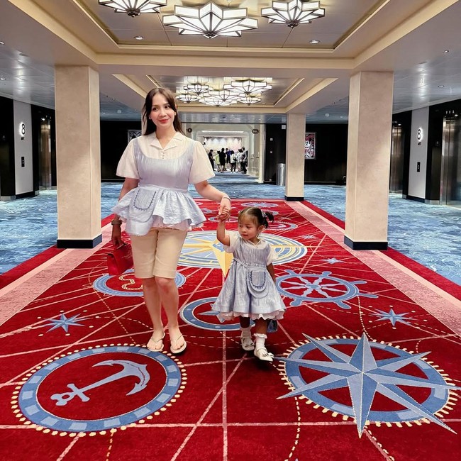 Gemas! Nagita Slavina dan Lily Pakai Baju Kembaran Nih
