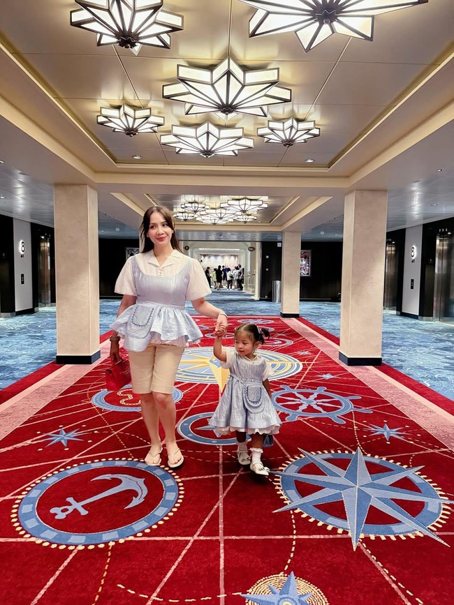 Gemas! Nagita Slavina dan Lily Pakai Baju Kembaran Nih