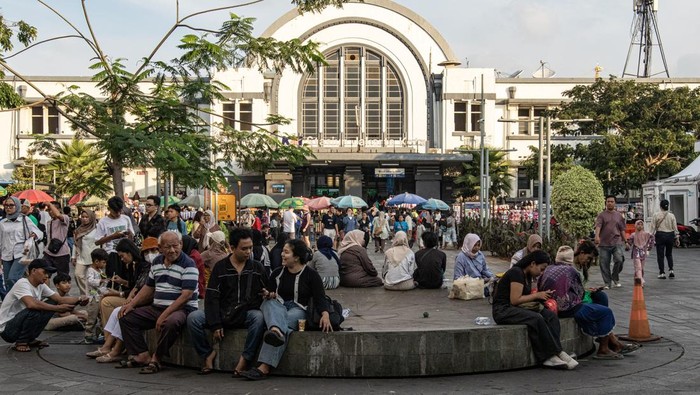 Sejumlah wisatawan mengendarai sepeda di kawasan Kota Tua, Jakarta, Selasa (16/6/2026). Pemerintah Provinsi (Pemprov) DKI Jakarta berencana melakukan revitalisasi kawasan Kota Tua yang akan menghadirkan jalur trem listrik dan penerapan kawasaan rendah emisi sebagai upaya menjadi destinasi wisata global. ANTARA FOTO/Rakha Raditya Yahya/foc.