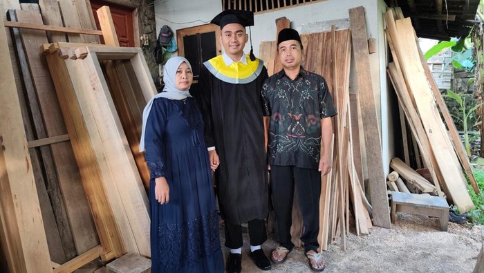 Rifki Romadhon, wisudawan Unsoed Purwokerto anak tukang kayu yang meraih IPK 4,00 bersama kedua orang tuanya.