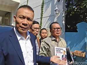 Balas Budi Rismon ke Jokowi Lewat Buku Otentikasi Ijazah Joko Widodo