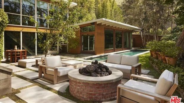 Rumah Dakota Johnson yang dijual