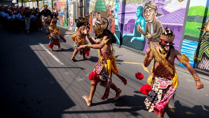 Siswa berkostum tradisional saat  mengikuti pentas tari massal dan karnaval budaya dari kawasan Balai Kota Solo menuju SD Pangudi Luhur, Solo, Jawa Tengah, Rabu (17/6/2026). Acara untuk penutupan Tahun Ajaran 2025/2026 tersebut diikuti 1000 siswa sebagai sarana mengembangkan kreativitas dan kepercayaan diri serta menjunjung nilai seni budaya Jawa. ANTARAFOTO/Maulana Surya