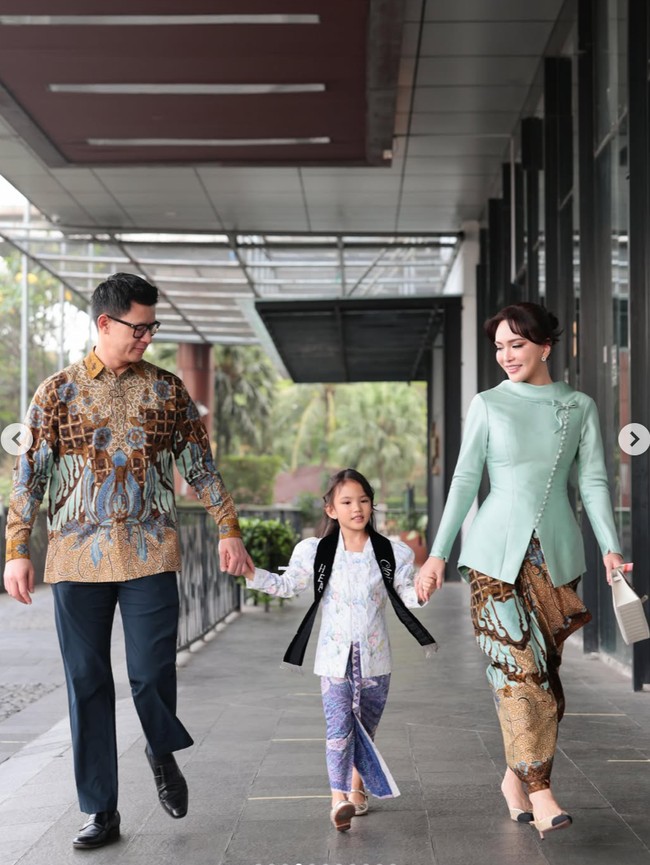 Gaya Shandy Aulia Berkebaya di Kelulusan Anak, Tampil Couple Dengan Eks Suami