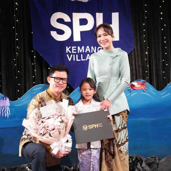 6 Potret Selebriti Hadiri Wisuda Bersama Mantan Suami, Akur Demi Anak