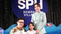 6 Potret Selebriti Hadiri Wisuda Bersama Mantan Suami, Akur Demi Anak