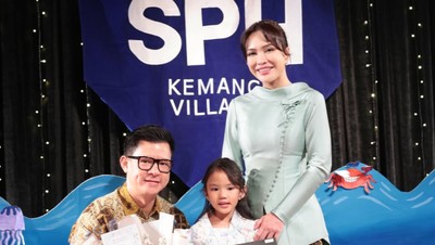 6 Potret Selebriti Hadiri Wisuda Bersama Mantan Suami, Akur Demi Anak