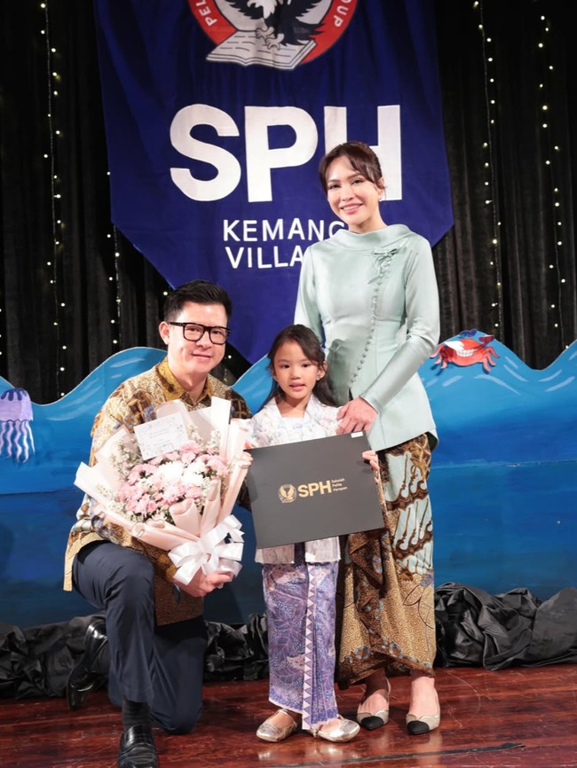 6 Potret Selebriti Hadiri Wisuda Bersama Mantan Suami, Akur Demi Anak