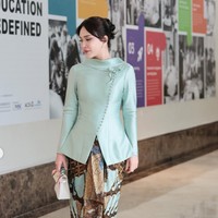 Penampilan Shandy makin memukau dengan rambut bergaya sanggul modern. Beberapa helai rambut dibiarkan membingkai wajah sehingga tampilan tidak terlihat terlalu kaku. Sementara wajahnya dipulas dengan riasan soft glam yang natural. Foto: Instagram/@shandyaulia