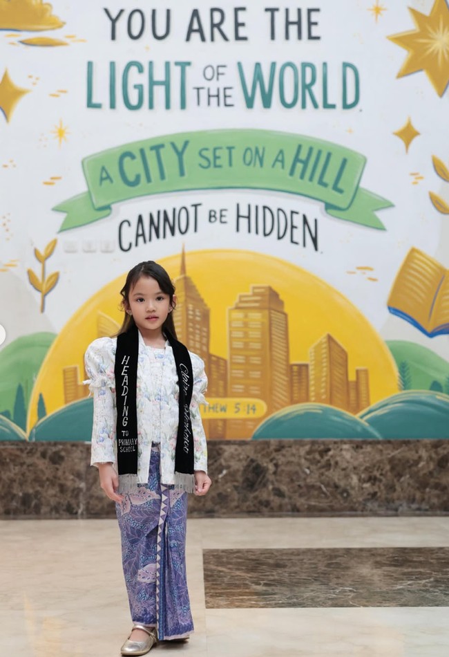 Claire sendiri diketahui telah menamatkan pendidikan TK dari Sekolah Pelita Harapan Kemang Village. Kini dirinya sudah siap melanjutkan pendidikan ke jenjang SD. Foto: Instagram/@shandyaulia