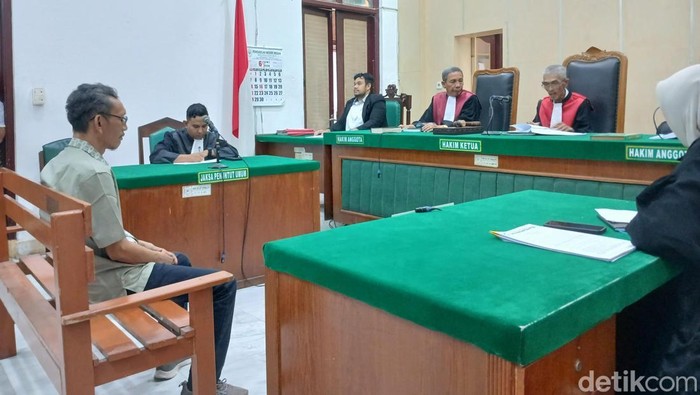 Sidang putusan kasus korupsi dana desa dengan terdakwa Jantuahman Purba di ruang Cakra 8 PN Medan, Rabu (17/6/2026). (Juita Sinuhaji/detikSumut)