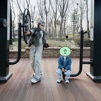 Sejumlah rekan artis yang telah bertemu anak Son Ye Jin dan Hyun Bin pun mendeskripsikan wajah anaknya sangat tampan karena menggabungkan visual kedua bintang Crash Landing On You itu. Foto: dok. Instagram @yejinhand, dok. Instagram @yejinfoot_official