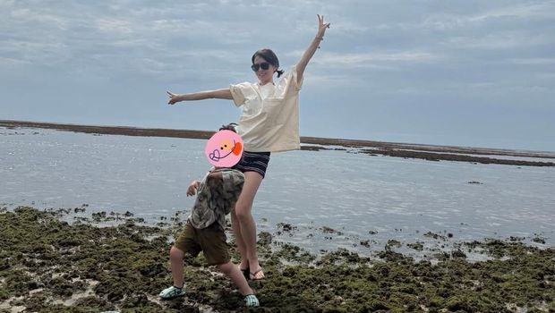 Son Ye Jin membagikan foto liburan bersama anaknya dan Hyun Bin. Son Ye Jin membagikan foto liburan bersama anaknya dan Hyun Bin.